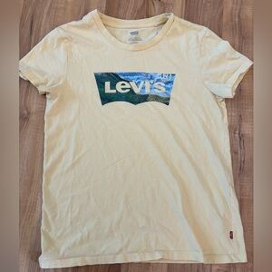 Women’s Levi’s tee shirt
